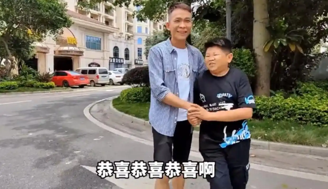 广西网红小六乔迁百万豪宅宴客居然不收礼金       头条这两天最火爆