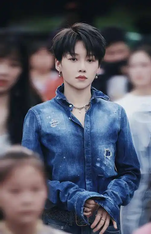 因为刘雨昕的造型虽然在服饰与发型上中味道很强 ,可是她的妆容,除了