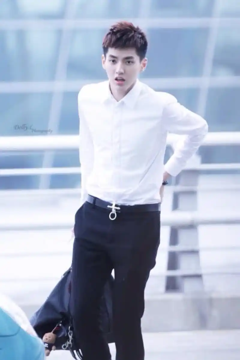 流量小生的"白衬衫"刘昊然暖男鹿晗像仙子王俊凯居然是最性感的