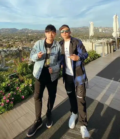 10月7日,周杰伦晒微博祝贺刘畊宏生日快乐.