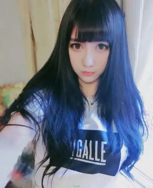 长头发染藏青色好看吗