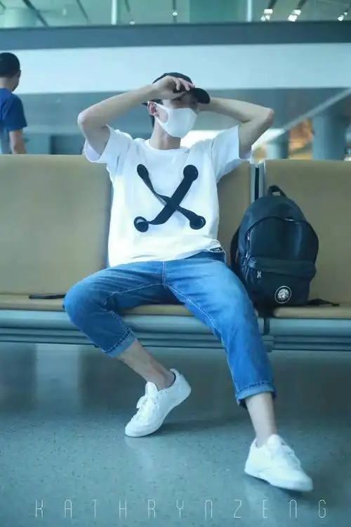 近期明星上脚的几款人气小白鞋