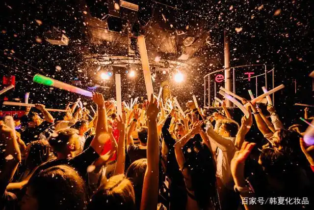 (图片来源于网络:音乐节现场)