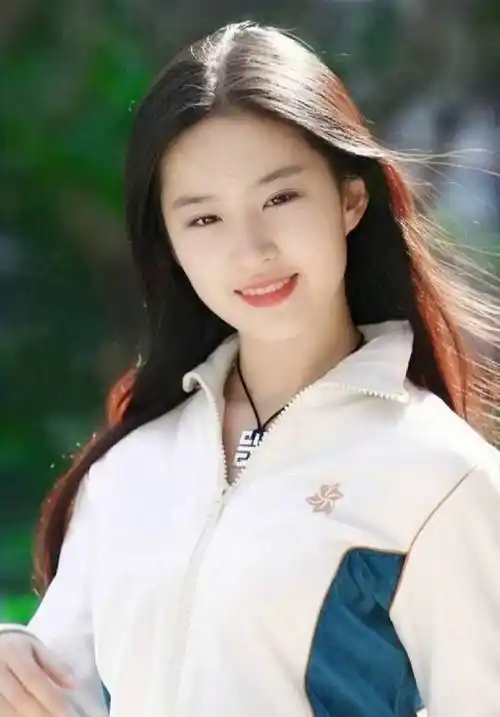 刘亦菲少年照曝光,身穿吊带泳衣配麻花辫,模样太清纯