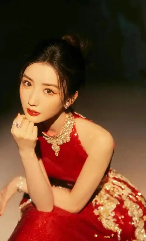 毛晓彤身穿红色紧身开衩裙身材窈窕魅力四射