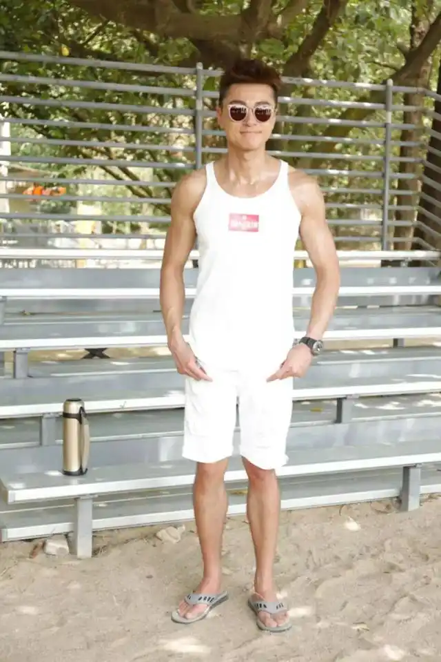 而黄浩然自己也说了:「其实我都要吃补充剂,因为我的肌肉好易缩,要靠