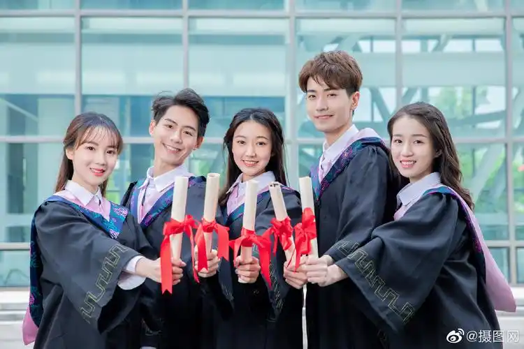 学士服毕业照大家都在拍可同样的姿势