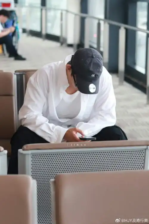 黄景瑜超话#黄景瑜#今日机场look@johnny黄景瑜cr:logo  侵删