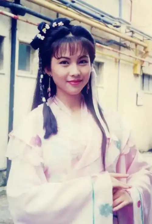 演员蔡少芬:当红时嫁重庆小丈夫,婚后连生三胎,如今幸福美满