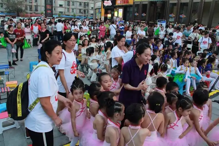 嘘菁菁六一演出台前幕后高清花絮剧照