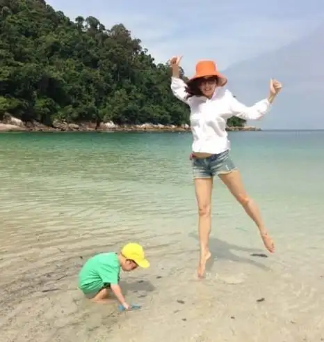 阔太胡静比基尼戏水阳光沙滩素颜似少女