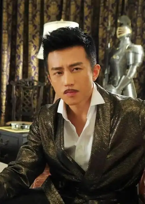 邓超最近几年除了参演影视作品外,也参与了一些娱乐活动,并为一些商业