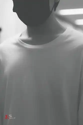 今天千玺的服装搭配真的深得粉丝喜欢,白色本就干净,纯洁,千玺穿上这