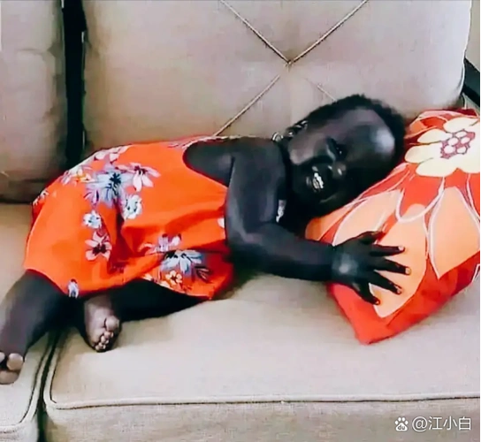 河南一小伙娶了一个非洲妻子,生下来的孩子竟然全身黝黑油亮的,几乎