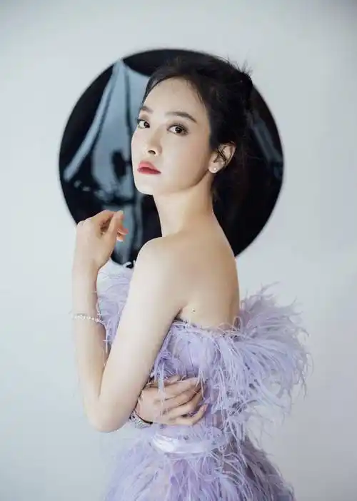 宋茜婚纱造型惊艳超大头纱设计个性抢眼身材口双蝴蝶结亮了