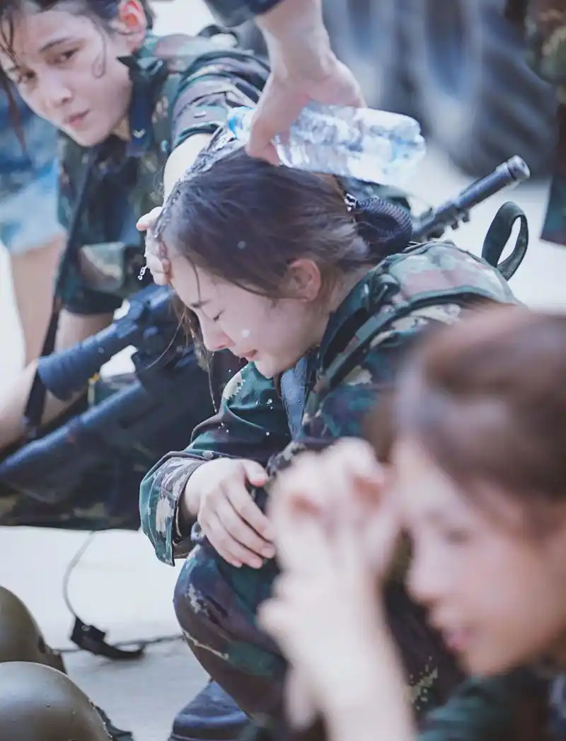 杨幂参加综艺真正男子汉剧照,看出来幂幂当时真的是累坏了