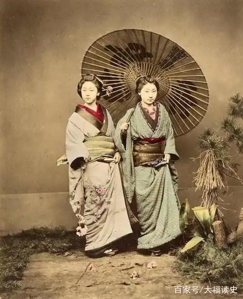 老照片:100多年前的日本女子,身着和服,长相十分美艳!