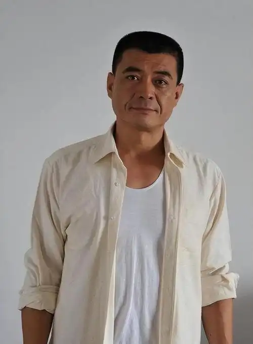 王新军家人相继离世如今的我不敢老去还需要照顾老母亲