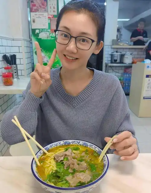 郑恺晒老婆美照!苗苗穿鸡胸领毛衣太显白,素颜清纯不似孩子妈