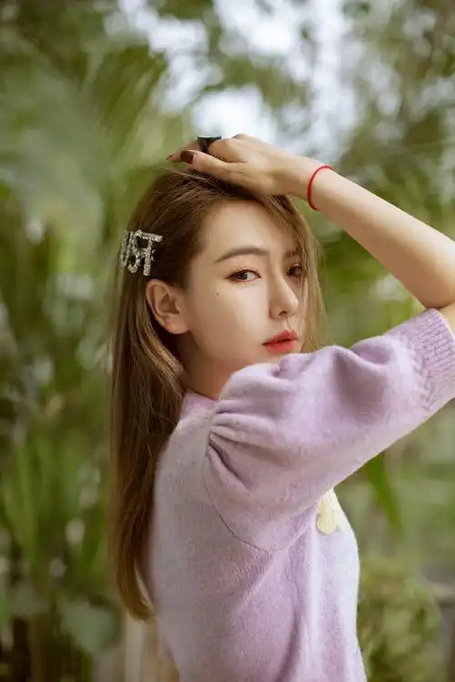 戚薇紫衫甜美养眼写真图片811