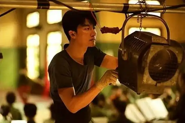 黄轩芳华一镜到底 夏日可以看看黄轩演的芳华(2)