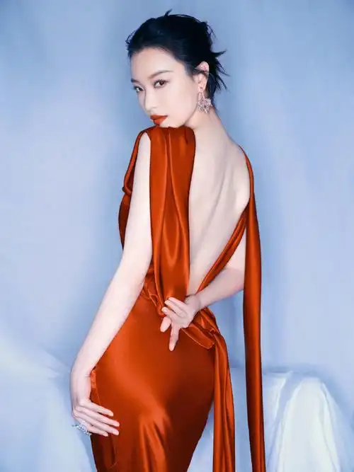 倪妮v今晚电影奇遇夜造型,一身丝缎红裙搭配cindy chao艺术珠宝,荚技