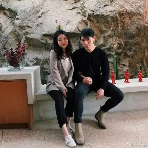 98年的马仲骞和女友99年,恭喜啊好般配,难怪马伯骞最近说想谈恋爱了