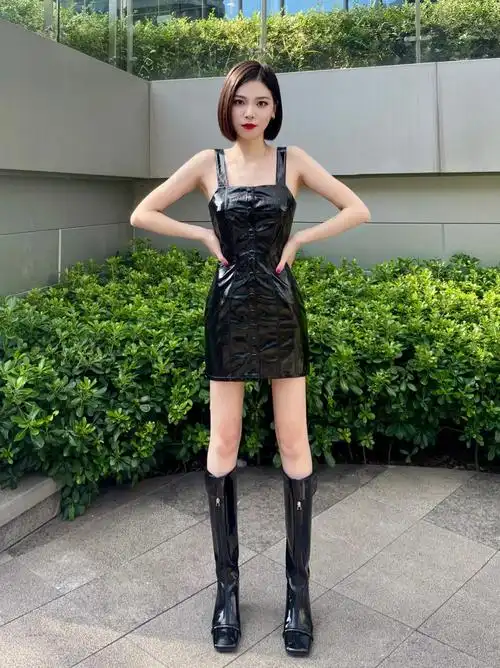 40度高温漆皮裙配漆皮长靴时尚勇士罢了