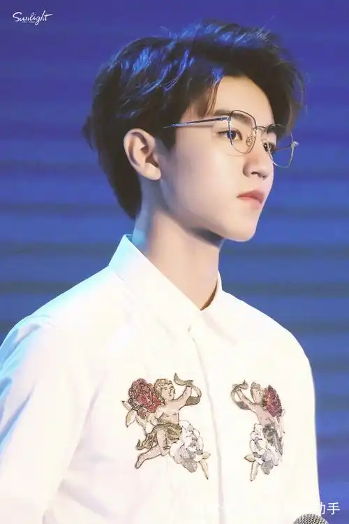 王俊凯白衬衫金边眼镜斯文帅气,但这胸前是啥?也太没品位了吧?