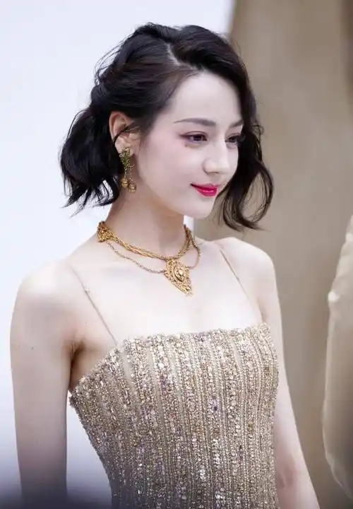 迪丽热巴金色抹胸鱼尾裙,明艳大方,优雅高贵,值得一看_星星_大海_星辰