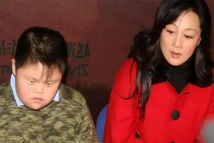 回顾儿子智障自己被骗却让女儿上交10年工资如今的她还好吗