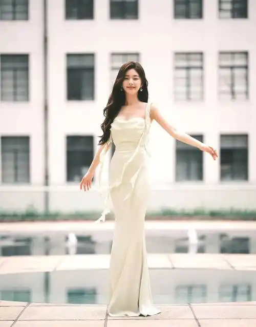 赵露思出席活动,身穿浅绿色露背裤套装,清新优雅又甜美!