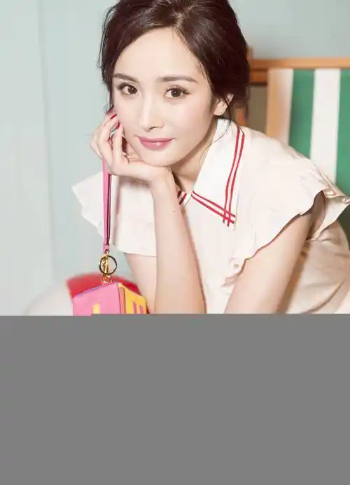 杨幂近照引热议,脸部肿胀法令纹太显老,腰胯粗壮像穿假屁股_身材_照片