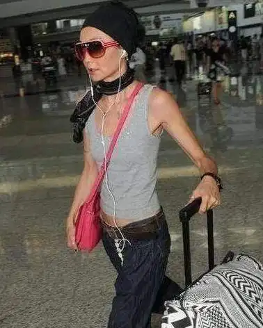 54岁张曼玉现状,远嫁国外被骗光财产,如今54岁瘦到脱相令人心疼