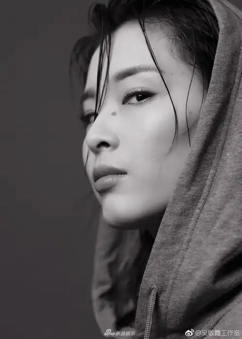 跳水皇后吴敏霞霸气秀身材 背上还有一颗美人痣