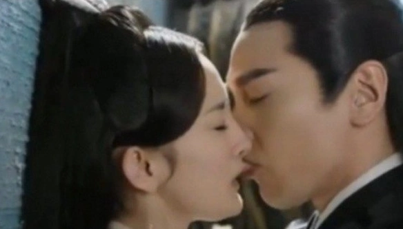 然后就是《择天记》鹿晗和古力娜扎的吻戏,本来是要鹿晗亲古力娜扎的