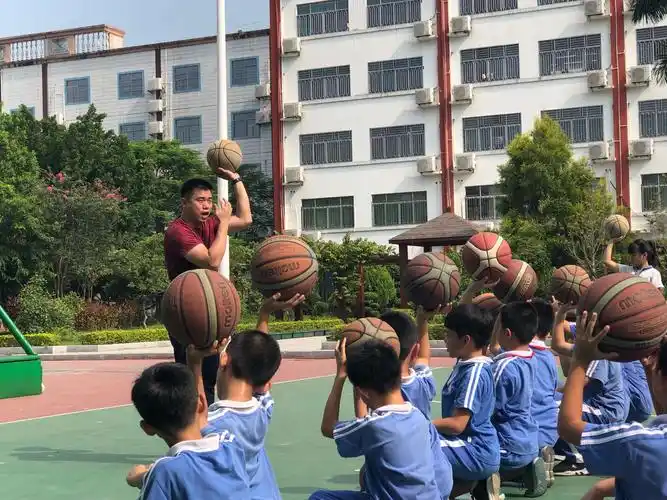 其它 育贤小学:一堂有趣别致的篮球课 写美篇  魏老师对学生精心指导!