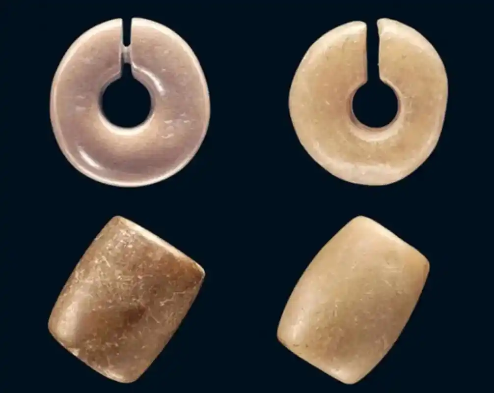 河姆渡文化玉器 河姆渡文化是距今7000年前中国长江流域下游以南地区