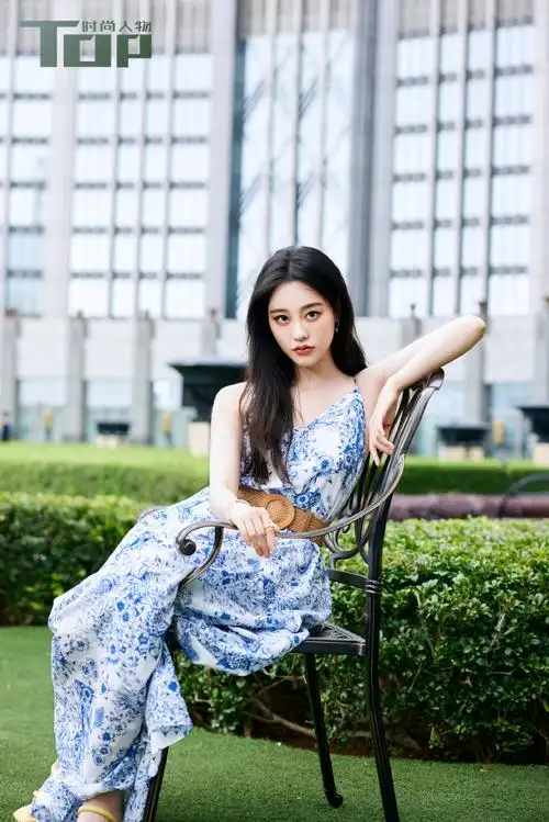 面帘#祝绪丹《tops》夏季特辑大片,针织镂空面帘造型演绎百变时尚造型