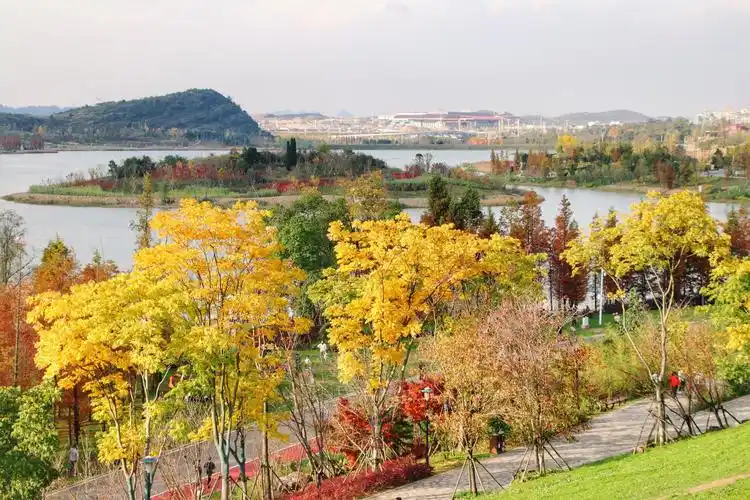 【高清组图】初冬月亮湖 五彩斑斓游人醉