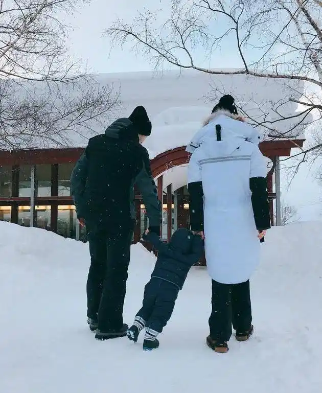 杨颖儿子小海绵近照曝光,长相可爱,网友感慨:黄晓明基因强大