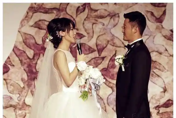 很累的时候让你开心;在舞台上,谢楠絮絮叨叨表白了很长一段话:婚礼