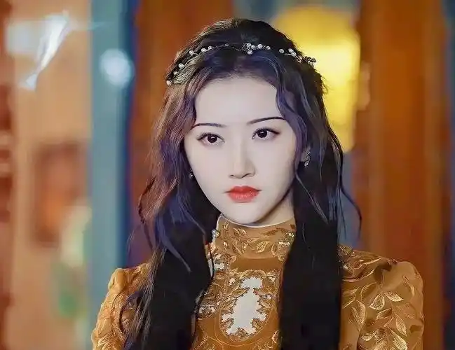 适合旗袍的简单发型(穿"旗袍"的女生有多美!