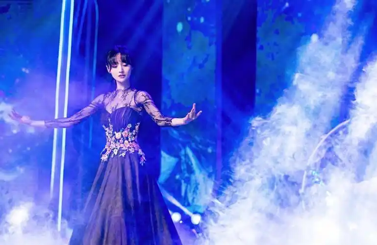 郑爽穿晚礼服跳舞,公主范十足,网友:仙女下凡了