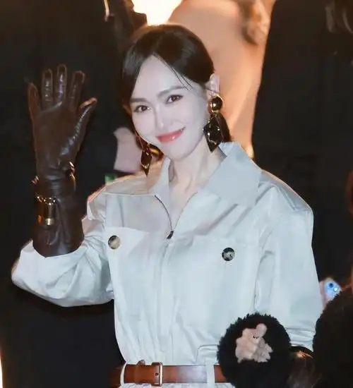 37岁杨幂跟40岁唐嫣站在一起骨相老去和皮相老去的差距一目了然