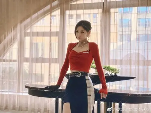 赵粤红鱼尾抹胸完美身材黑色手套英气十足组图