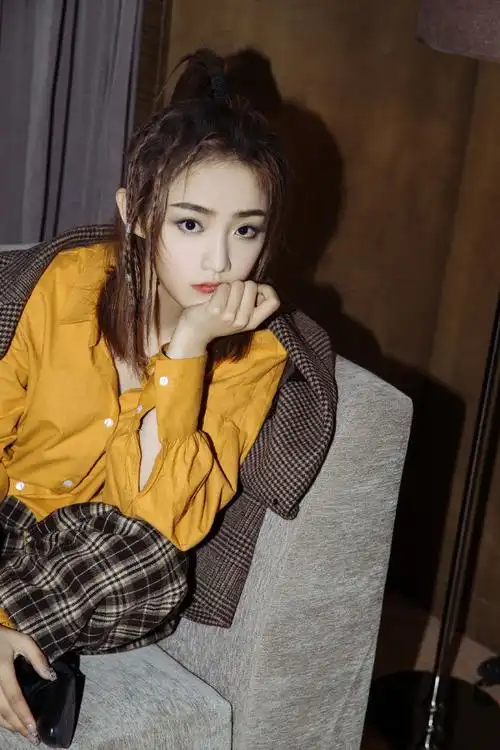 吴佳怡东方卫视跨年演唱会性感图片