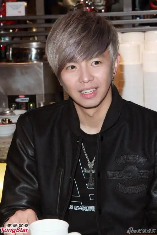 小鬼黄鸿升香港开唱 台上提旧爱发感慨