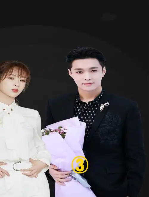 张艺兴晚会上看杨紫的眼神恋恋不舍,当场牵手杨紫,有点好磕-度小视