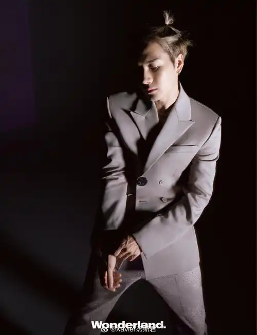 王嘉尔首位wonderland中英双封艺人##王嘉尔wonderland封面大片